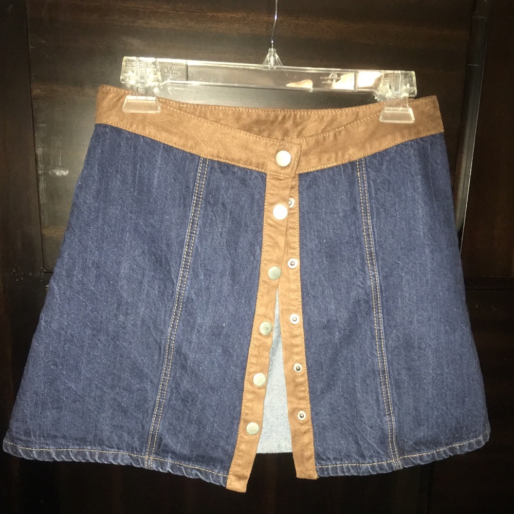 Jean skirt with suede trim snap front
